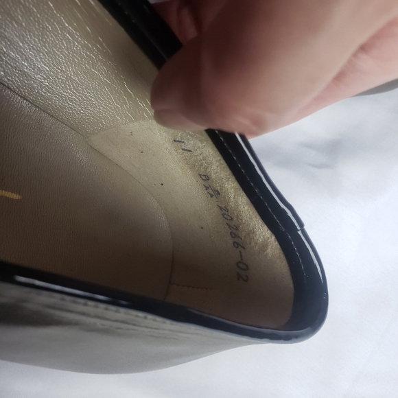 Thomas Wallace Ballet flat style leather shoes beige black cap toe. - Picture 9 of 9